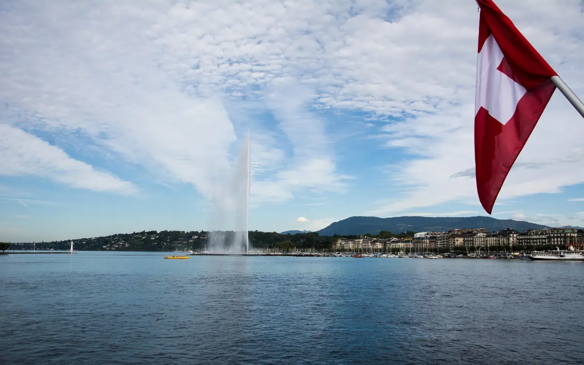 The Jet d’Eau on Lake Geneva, the Swiss flag and the Geneva waterfront