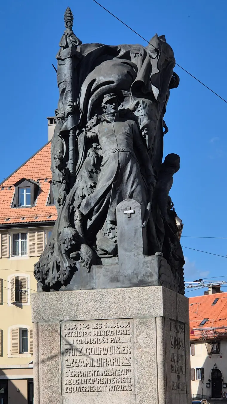 Bronze monument of the Neuchâtel republicans on its granite plinth, inscribed with the name of Fritz Courvoisier, La Chaux-de-Fonds